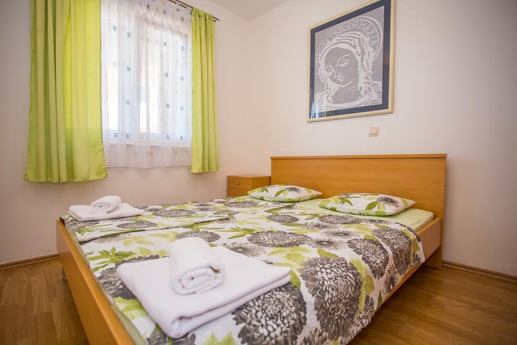 Apartments Mira Каштела Экстерьер фото